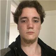 Guitarrista rockero enseña práctica con la guitarra